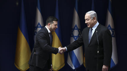 Selenskyj beim Besuch in Israel 2020 mit Premierminister Benjamin Netanjahu; Foto: Oded Balilty/AP/picture alliance