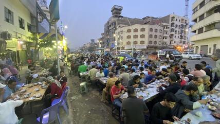 Maidat El-Rahman, „Gnadentafeln“, heißen die von den Reichen gespendeten großen Tafeln zur Armenspeisung im Ramadan, die in ganz Kairo organisiert werden. Für viele Arme sind sie die einzige Chance auf ein Festmahl beim Iftar, dem abendlichen Fastenbrechen.