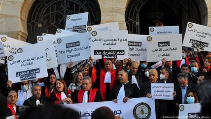  قضاة تونس يرفضون إقالة الرئيس سعيّد العشرات منهم ويعلنون مواصلتهم للإضراب عن العمل الذي بدأوه في الرابع من يونيو/ حزيران 2022
