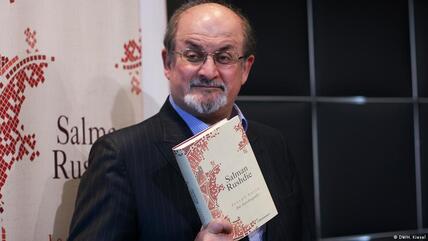 سلمان رشدي الكاتب البريطاني من أصل هندي الحائز على الجنسية الأميركية. 