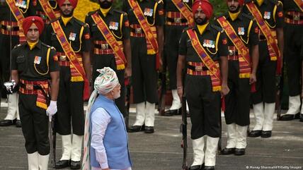 رئيس الوزراء الهندي ناريندرا مودي (وسط الصورة) عند حرس الشرف قبل أن يخاطب الأمة خلال احتفالات عيد استقلال الهند - نيودلهي في 15 أغسطس / آب 2022.