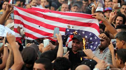 أنصار رجل الدين الشيعي العراقي مقتدى الصدر يحرقون العلم الأمريكي في مظاهرة..