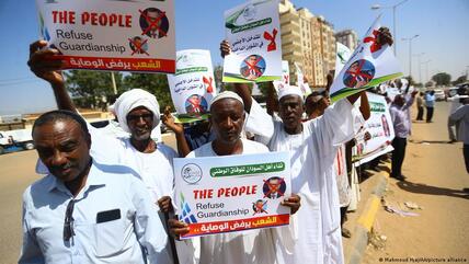 احتجاجات في السودان مطالبة برحيل الألماني فولكر بيرتيس مدير بعثة الأمم المتحدة في السودان.