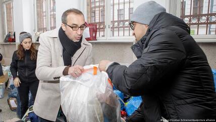 متطوعون في برلين في ألمانيا عند نقطة تجمع لمساعدة ضحايا زلزال تركيا.