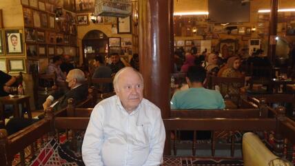 الخبير الألماني في شؤون الشرق الأوسط أودو شتاينباخ في فعالية بمقهى شابندر في شارع المتنبي في بغداد - العراق.
