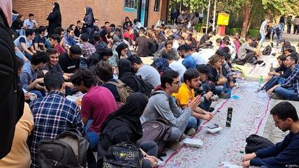 طلاب من جامعة شريف في تجمع حاشد - طهران - إيران.