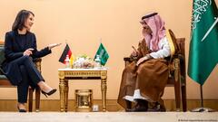 Außenministerin Annalena Baerbock im Gespräch mit ihrem saudischen Kollegen Faisal bin Farhan Al Saud am Samstag in Riad.