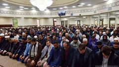 USA. Muslime beim Gebet in einer Moschee in Illinois 
