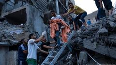Palästinenser retten nach einem israelischen Luftangriff ein junges Mädchen aus den Trümmern eines Hauses im Gazastreifen.