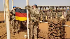 Bundeswehrsoldaten holen in Gao die deutsche Fahne ein.