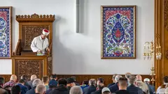 In der Regel werden Imame für vier Jahre entsandt, sind türkische Staatsbeamte und bringen wenig Wissen über Deutschland mit.