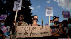 Junge schwarze Menschen protestieren gegen Rassismus in Deutschland.