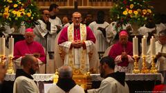 Pierbattista Pizzaballa (Mitte), das Oberhaupt der katholischen Kirche im Heiligen Land, feiert mit Christen eine Messe in Bethlehem.