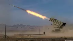 Eine iranische Rakete wird bei einer Übung abgeschossen. 