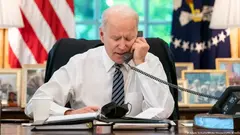 US-Präsident Biden am Telefon im Oval Office, Washington