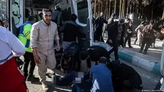 Viele Tote und Verletzte: Zwei Bomben explodierten in der Stadt Kerman, hier sind Rettungskräfte im Einsatz