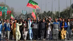 Anhänger von Imran Khan auf dem Highway von Peschawar nach Islamabad