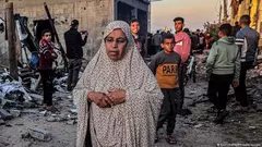 Eine ältere Frau vor einem zerstörten Haus in Rafah Gazastreifen