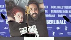 Ein Foto der beiden Regisseure Maryam Moghaddam (l) und Behtash  Sanaeeha (r) steht während der 74. Berlinale bei der Pressekonferenz zum  Film „Keyke Mahboobe Man“ (My Favourite Cake, Sektion Wettbewerb)