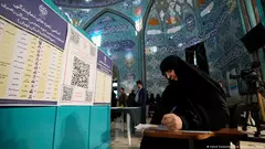 Eine Iranerin gibt in einem Wahllokal in Teheran ihre Stimme ab