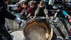 Essensausgabe durch Hilfsorganisationen Ende Februar in der südlichen Grenzstadt Rafah