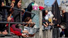 Menschen in Rafah stehen Schlange, um ein paar Kalorien zu ergattern.