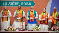 Narendra Modi (m.) mit dem Wahlprogramm der BJP im April 2024