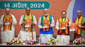 Narendra Modi (m.) mit dem Wahlprogramm der BJP im April 2024