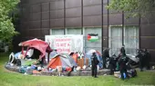 Polizisten räumen das Protestcamp propalästinensischer Demonstranten an der Freien Universität Berlin ab.