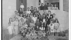 عائلة الدجاني أمام منزلهم في القدس سنة 1945  - فلسطين. Die Al-Dajani Familie vor ihrem Jerusalemer Haus, 1945