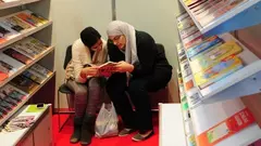 Junge Besucherinnen auf der Buchmesse in Kairo; Foto: Amira El Ahl
