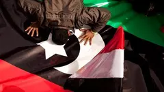 Ägyptischer Demonstrant auf dem Tahrir-Platz in Kairo küsst aus Solidarität mit den libyschen Aufständischen die royalistische Fahne des Maghreblandes; Foto: AP