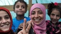 Tawakkul Karman (rechts) gemeinsam mit ihren Kindern in einem Zelt der Opposition in Sana'a; Foto: dapd