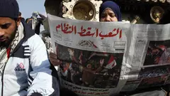 Junger Ägypter liest Al-Ahram einen Tag nach dem Sturz Mubaraks; Foto: AP