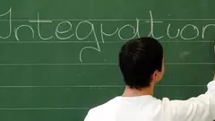 Schüler schreibt das Wort 'Integration' an die Tafel; Foto: AP