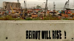 "Beirut wird aufstehen!" Graffiti am Hafen, in Sichtweite der Zerströung durch die Explosionskatastrophe.