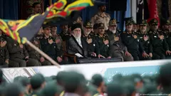 Irans Oberster Führer Ayatollah Ali Khamenei und General Hossein Salami, Chef der Revolutionsgarden, nehmen am 13. Oktober 2019 an einer Abschlussfeier für Kadetten des Korps der Islamischen Revolutionsgarden (IRGC) in der Imam-Hussein-Universität in Teheran, Iran, teil.