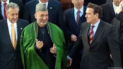 المستشار الألماني السابق شرورد مع الرئيس الأفغاني السابق حامد كرزاي في مؤتمر أفغانستان في عام 2003 