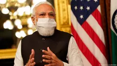 رئيس الوزراء الهندي ناريندرا مودي يلقي ملاحظات بجانب نائبة الرئيس الأمريكي كامالا هاريس داخل مبنى المكتب التنفيذي "أيزنهاور" في البيت الأبيض في واشنطن، الولايات المتحدة الأمريكية، عشية قمة الهند والمحيط الهادئ الرباعية، 23 سبتمبر / أيلول 2021.