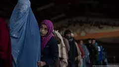 Frauen stehen Schlange für eine Geldspende beim Welternährungsprogramm (WFP) in Kabul, Afghanistan, 20. November 2021