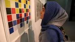 Vor allem junge Iraner strömen in Scharen ins Teheraner Museum für Zeitgenössische Kunst.