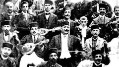 الموسيقار اليهودي الجزائري إدموند ناثان يافيل في الوسط بكمانه وشاربه اللافت للنظر.