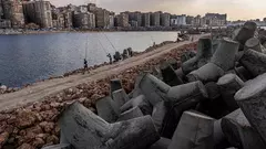  كتل اسمنتية مقامة على الواجهة البحرية لمدينة الاسكندرية في شمال مصر للحماية من أمواج البحر المتوسط. الصورة كريم الجوهري 