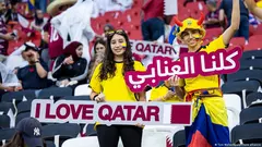 مشجعو بطولة كأس العالم من الإكوادور يحملون لافتة "أحب قطر".