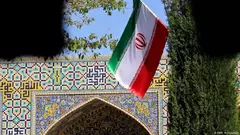 عَلَم جمهورية إيران الإسلامية على مسجد في إصفهان.