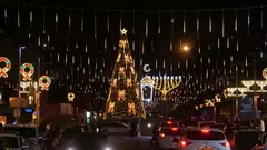 شجرة عيد الميلاد مضاءة بجانب ثريا عيد حانوكا في حيفا. 