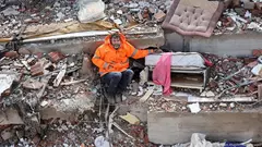 Mesut Hancer trauert nach dem Erdbeben in der Türkei inmitten der Trümmer um seine verstorbene Tochter. Das Bild des Vaters geht um die Welt.