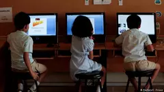 أطفال مدارس باكستانية يستخدمون أجهزة كمبيوتر (حواسيب).