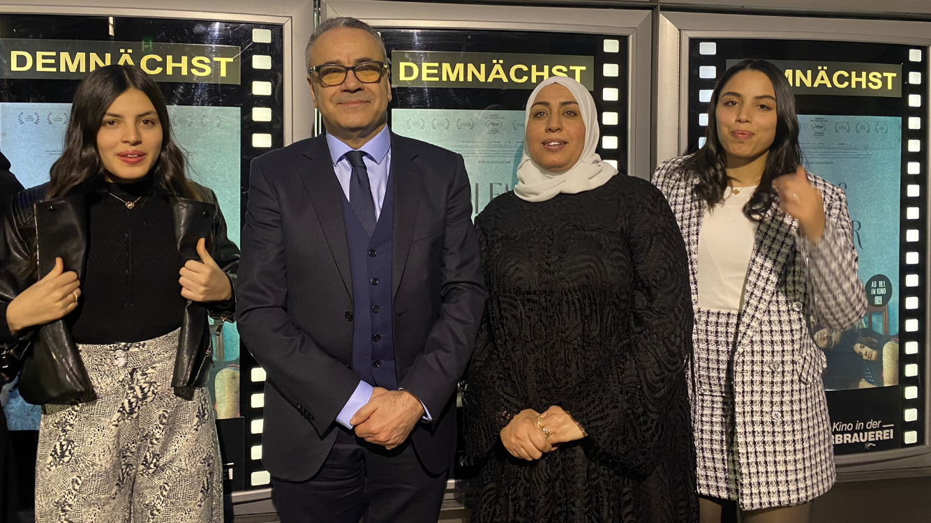 Olfa and two of her daughters with Wacef Chiha, the Tunisian ambassdor in Berlin during the premiere of the movie Olfa's Daughters - Copyright Qantara -Mohammed Magdy