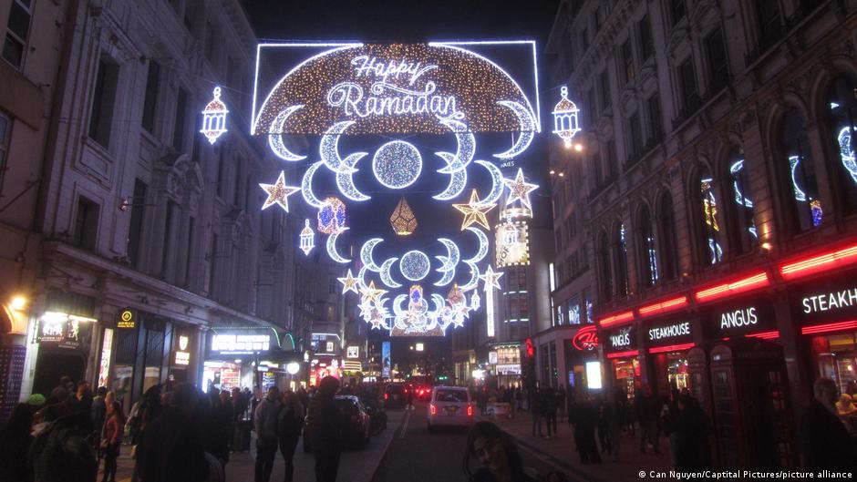 صورة من: Can Nguyen/Captital Pictures/picture alliance كانت لندن أول مدينة أوروبية كبيرة تحتفي برمضان العام الماضي 2023 من خلال تزيين شوارعها.  The first ever Ramadan lights in the UK, switched on in Coventry Street, near Piccadilly Circus in London, UK